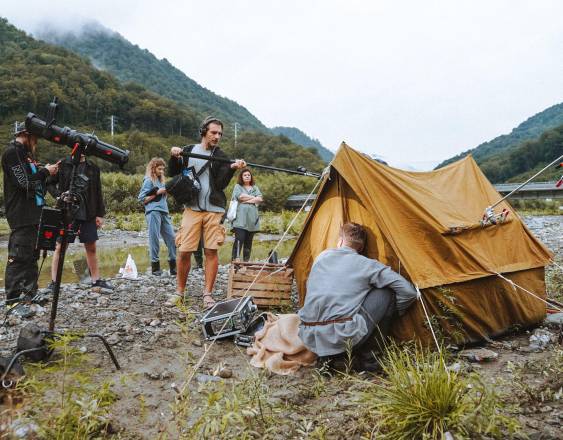 Pexels | Directores, camarógrafos, productores, maquillistas y actores realizan la grabación de una escena a orillas del río para una película.