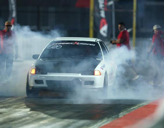 @autodromopanama | Un auto modificado compitiendo en el Autódromo Panamá.