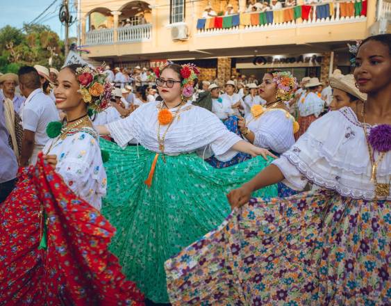 ATP | Mujeres, luciendo polleras de múltiples colores y labores, participan en el emblemático Desfile de las Mil Polleras, evento que se celebra anualmente en la provincia de Los Santos para exaltar el traje nacional.