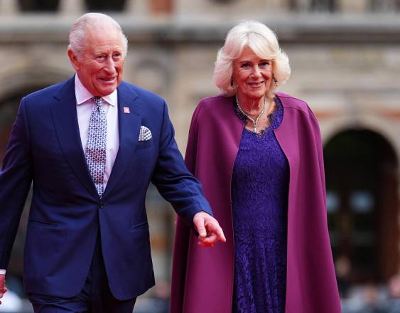 El rey Carlos III del Reino Unido (izq.) y la reina Camilla.