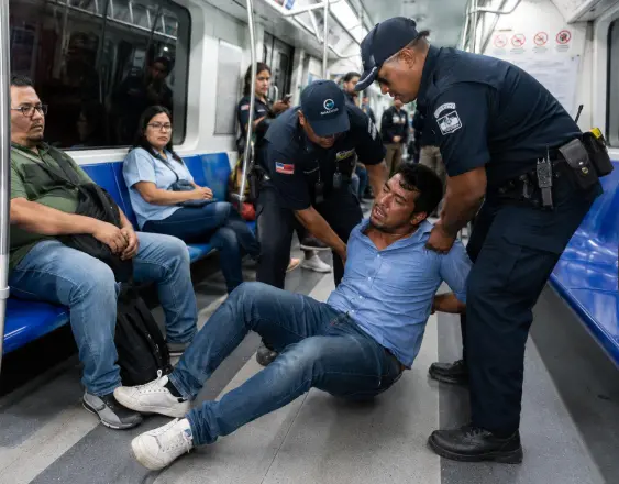 Cortesía | Unidades policiales con una persona embriagada.