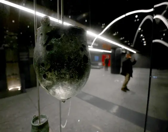 AFP | Una fotografía muestra un antiguo descubrimiento romano exhibido dentro de la estación de metro Colosseo.
