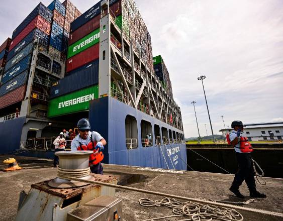 MARTIN BERNETTI / AFP | Personal del Canal de Panamá durante el cruce del buque CMA CGM Arctic.