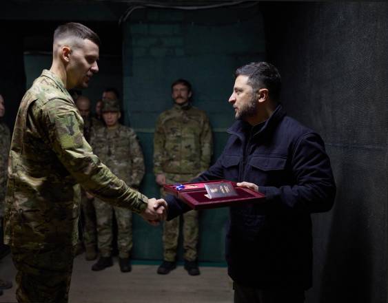 AFP | Un soldado recibe una condecoración de manos del presidente ucraniano Volodymyr Zelensky.