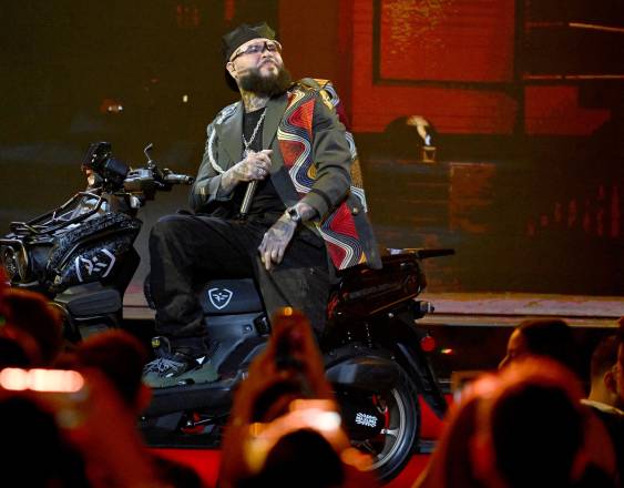 AFP | Farruko actúa en el escenario durante los Premios Billboard de la Música Latina.