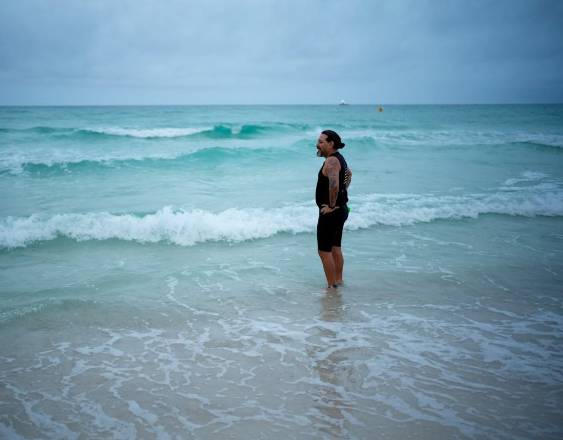 BENJAMIN B. BRAUN / Getty Images via AFP | Una persona en el Golfo de Panamá.