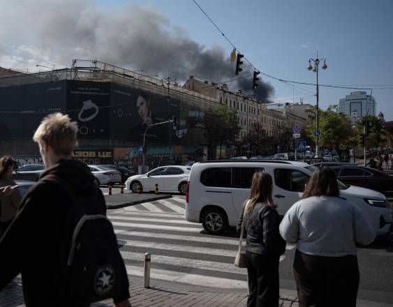 AFP | La céntrica calle Jreshchátyk de Kiev mientras el humo de un incendio se eleva sobre los edificios tras un ataque con drones rusos,
