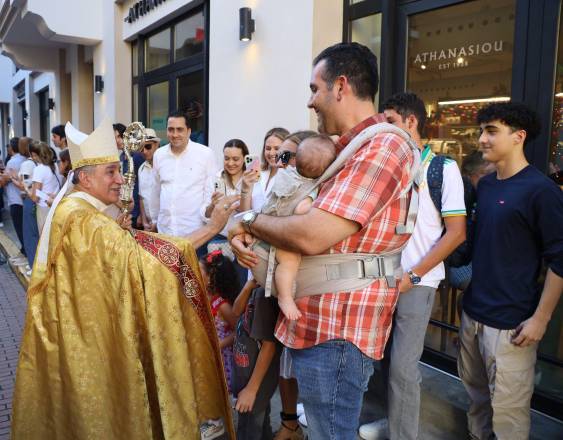 ML | Monseñor José Domingo Ulloa, en las afueras de la Iglesia.