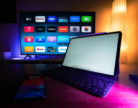 PEXELS | Una televisión y una computadora con aplicaciones.