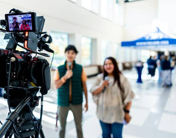 Pexels | Periodistas junto a su equipo de grabación durante la transmisión de un noticiero.