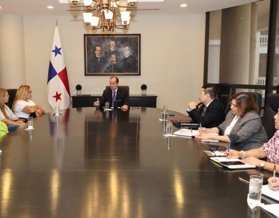 ML | El canciller reunido con familiares de los deteidos en Cuba.