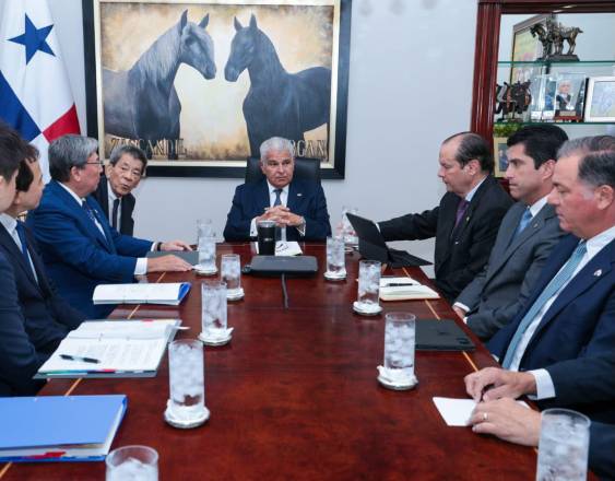 ML | El presidente José Raúl Mulino y miembros de la Asociación de Navieros de Japón.
