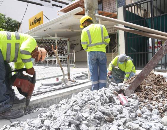 ML | Trabajadores de una alcaldía realizando trabajos en una acera de una comunidad.