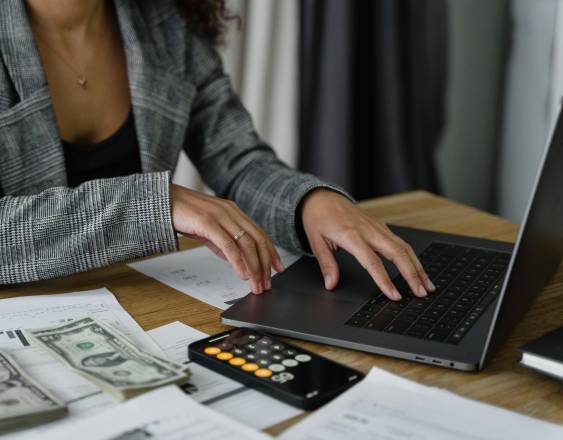 PEXELS | Una persona registra el dinero que recibió de sus ahorros para planificar.