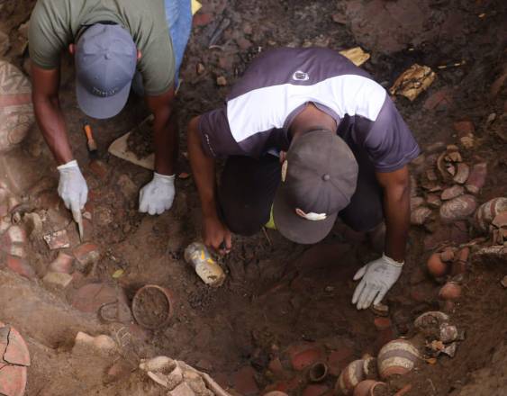 MiCultura | Dentro de los objetos están dos orejeras de piedra con fundas.
