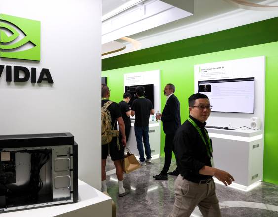AFP | Personas asisten a una exposición de previsualización de productos de Nvidia en Taipéi, mayo de 2025.