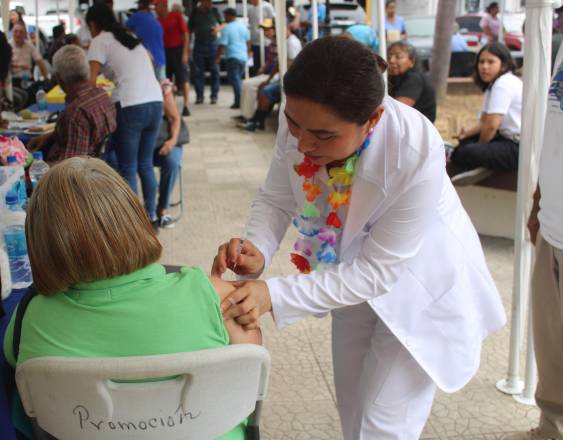 ML | Una enfermera vacunando.