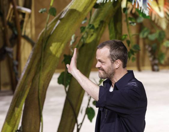 El diseñador de moda franco-belga Matthieu Blazy saluda al público.