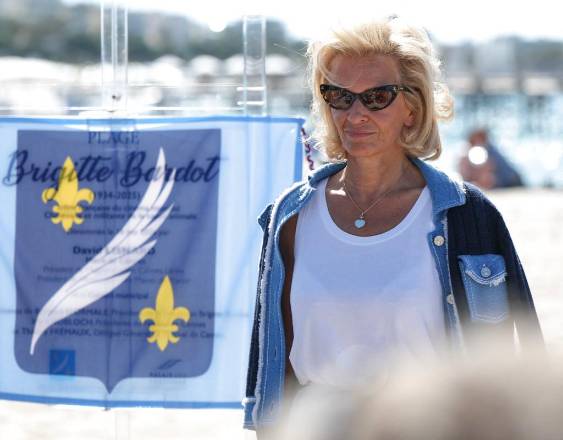 Ceremonia para cambiar el nombre de Plage Mace a “Playa Brigitte Bardot” en el marco de la 79ª edición del Festival de Cine de Cannes.