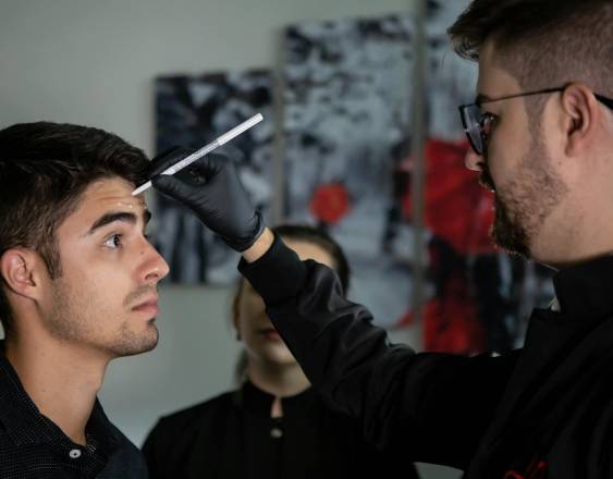 Pexels | Cirugía estética en un hombre.