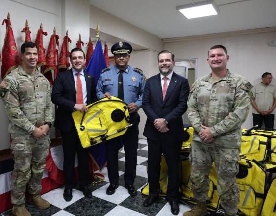 Cortesía | Miembros del SOUTHCOM, embajador y los bomberos.