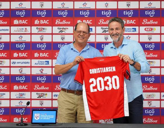 Cortesía FPF | y Manuel Arias, presidente de la Federación panameña de Fútbol (FPF), a la izquierda, y Thomas Christiansen, seleccionador del equipo mayor masculino de fútbol de Panamá.