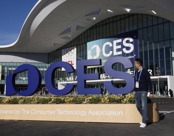 Una persona camina frente al logotipo del CES 2026 antes de la feria anual de electrónica de consumo en Las Vegas, Nevada.