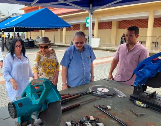 ML | La gobernadora Mayín Correa durante la destrucción de armas.