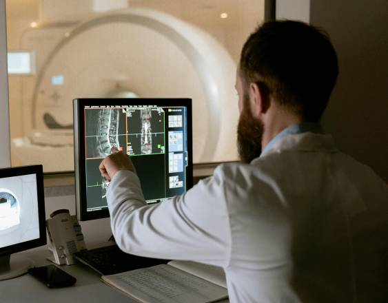 Pixels | Imagen ilustrativa de radiólogo analizando una placa.