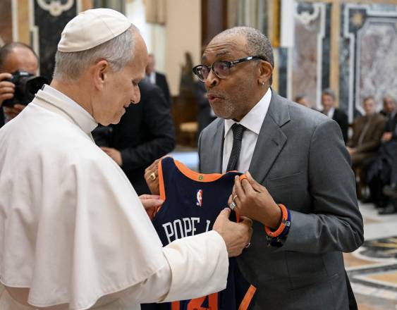 AFP | El cineasta estadounidense Spike Lee le regala una camiseta de los New York Knicks al papa León XIV.