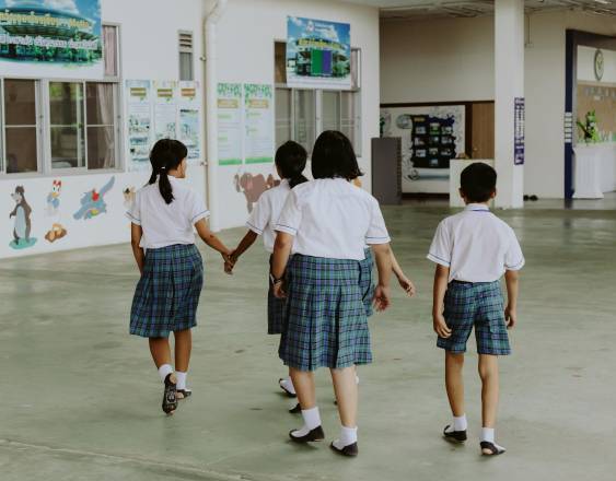 Pexels | Jóvenes asisten a la escuela. Ilustrativa.