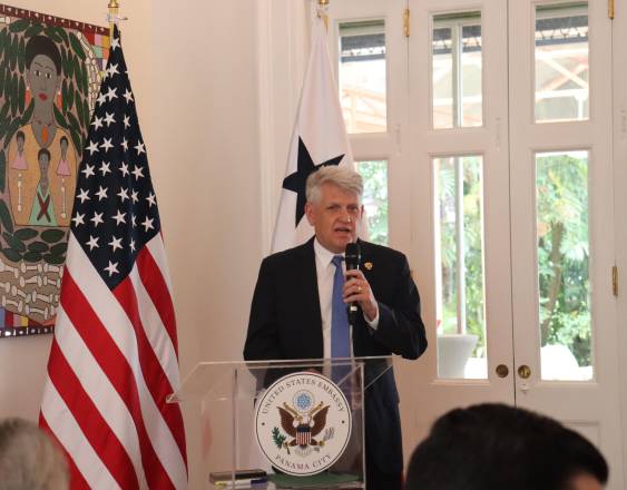 E. González | Director del Cuerpo de Paz en Panamá, Matthew Carlson.