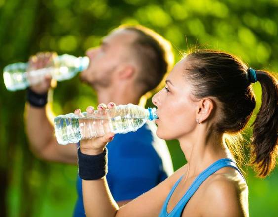 ML | Personas toman agua.