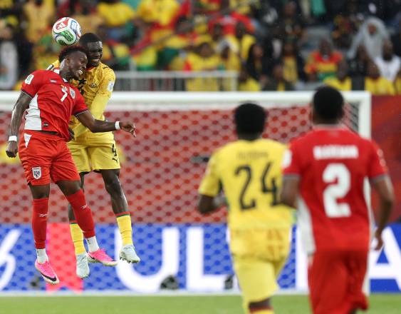 AFP | Los futbolistas José Luis Rodríguez (i) y Jonas Adjei Adjetey.