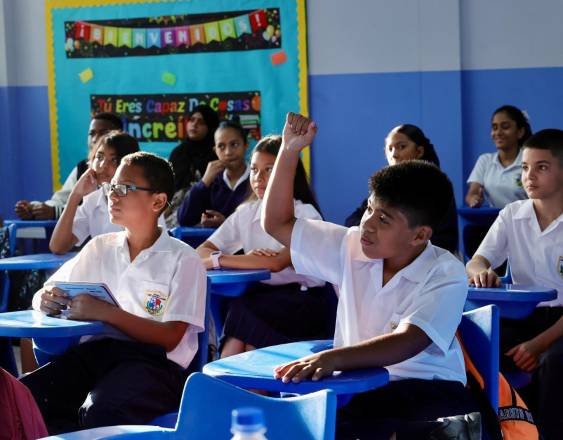 ML | Más de 950 mil estudiantes regresaron ayer a clases, junto a 52,757 docentes, reveló Meduca.