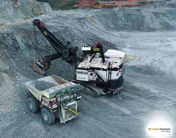 ML | Dos máquinas utilizadas para relizar trabajos en Cobre Panamá.