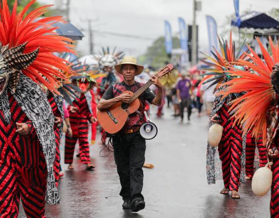 MiCultura | Un grupo de diablicos sucios participa de un desfile.