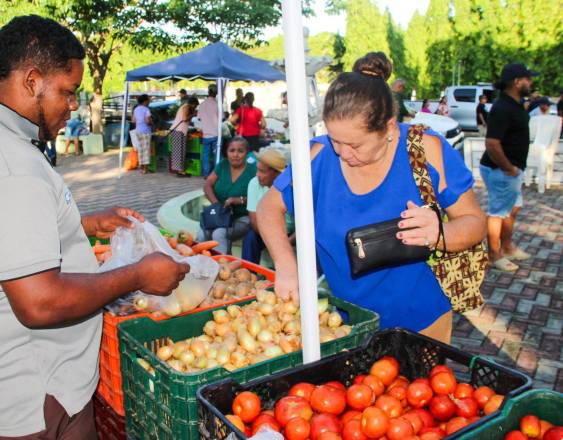 ML | Personas acuden a una feria del IMA para comprar productos alimenticios a bajos costos.