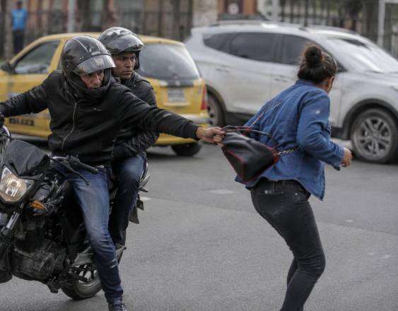 IA | Antisociales le robándole el bolso a una mujer.