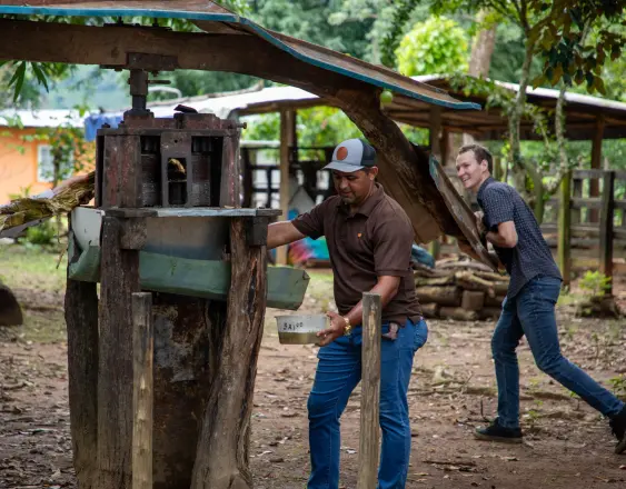 ML | Miembro del Cuerpo de Paz colaborando con panameños.