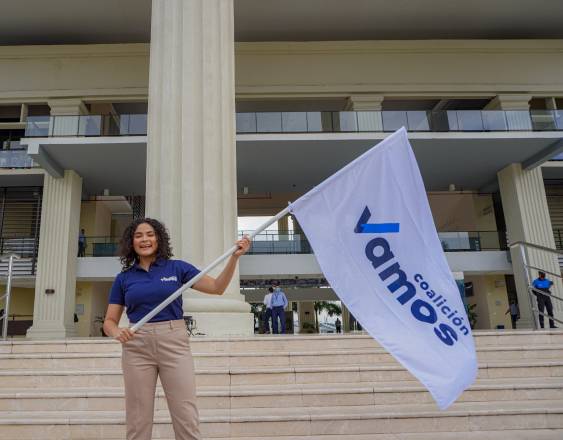 ML | Una persona sujeta una bandera de la Coalición Vamos, con tres años de fundación.