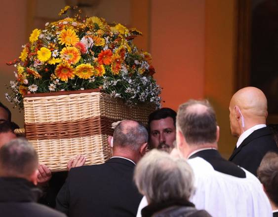 Los portadores del féretro llevan el ataúd en el exterior de la iglesia de Notre-Dame de l’Assomption, al final de la ceremonia fúnebre de la fallecida actriz francesa Brigitte Bardot.