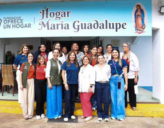 ML | La primera Dama, Maricel Cohen de Mulino, acompañada de un grupo de mujeres.