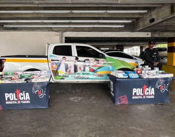 Cortesía | Dos policías con la mercancía decomisada.