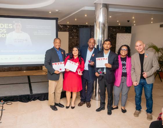 Cortesía | Voluntarios con su reconocimiento.