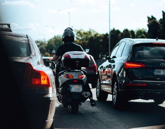 PEXELS | Un motorizado circulando en la vía pública.