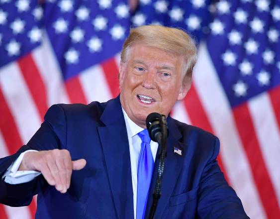 Trump amenaza con recurrir a agentes de ICE para seguridad en aeropuertos