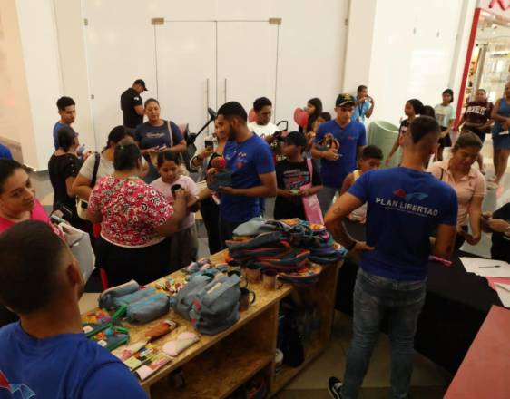 Cortesía | Privados de libertad vendiendo sus productos.