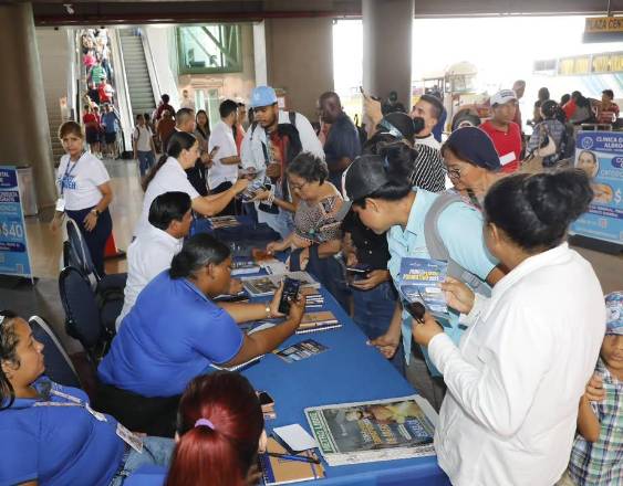 Evelyn González | Personal del Inadeh inscribiendo a las personas interesadas en los cursos.