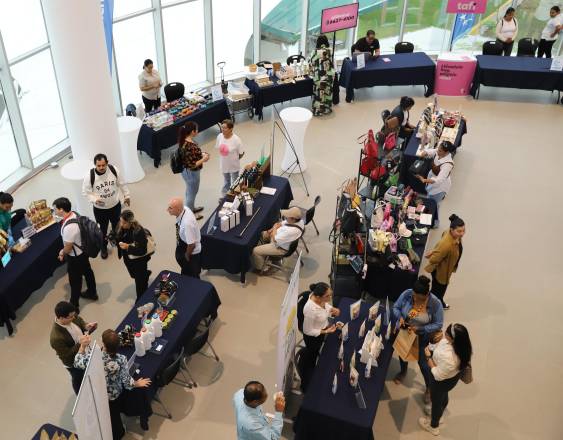 Cortesía | Personas en stand de emprendimientos.